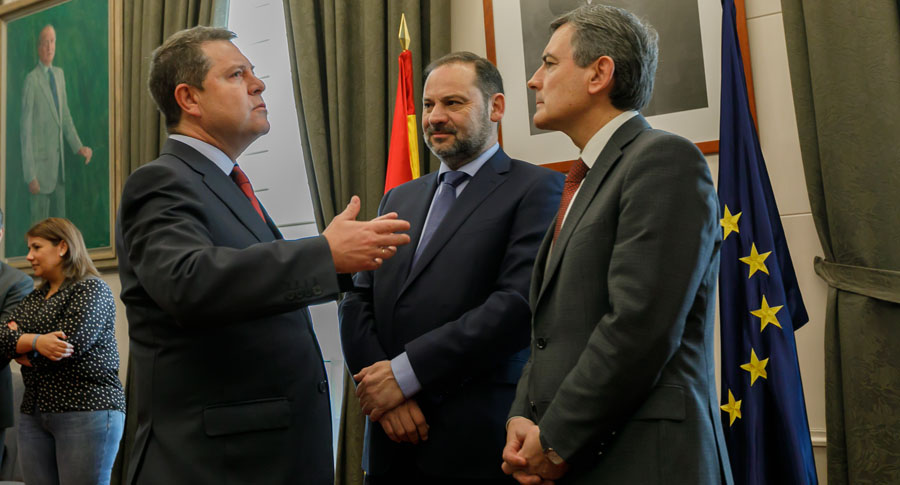 Emiliano García Page, José Luis Ábalos y Pedro Saura, en la firma del protocolo